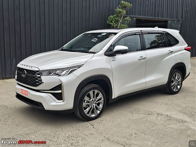 Toyota innova hycross